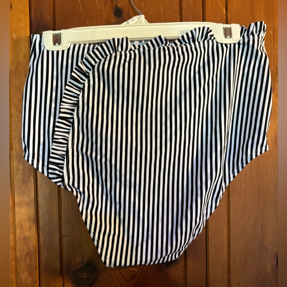 Black and white swim bottoms XXL - Picture 2 of 3